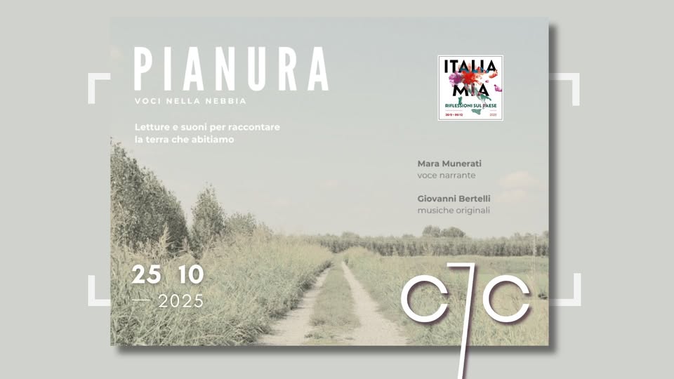 Potrebbe essere un contenuto grafico raffigurante il seguente testo "r PIANURA VOCINELLANEBBIA VOCI NELLA NEBBIA Letture e suoni per raccontare la aterracheabitiamo terra che abitiamo ITALIA AA MIA MIRLESIONSULPAESS RIFLESSIONI SIONIS SULP RIFLESSIONISULPAESE PAESE 109-9/0 時 50 MaraMunerati Mara Munerati voce narrante GiovanniBertelli Giovanni Bertelli musicheoriginali musiche originali L L2510 2510 10 25 2025 C7c."
