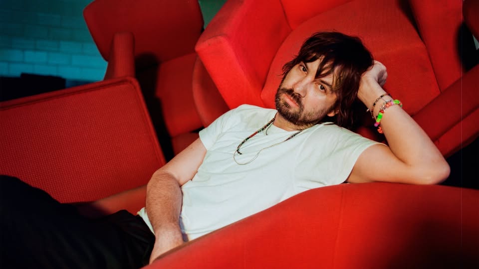 Tame Impala – Deadbeat – Presale Mastercard Potrebbe essere un'immagine raffigurante 1 persona e barba