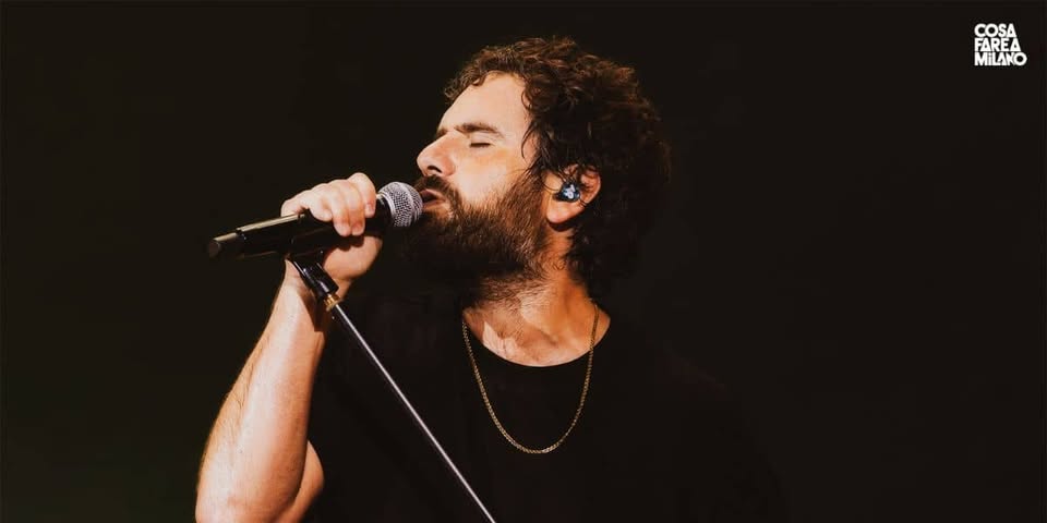 Tommaso Paradiso Assago 2026 Potrebbe essere un'immagine raffigurante 1 persona, barba e il seguente testo "COSA FAREA MiLANO"