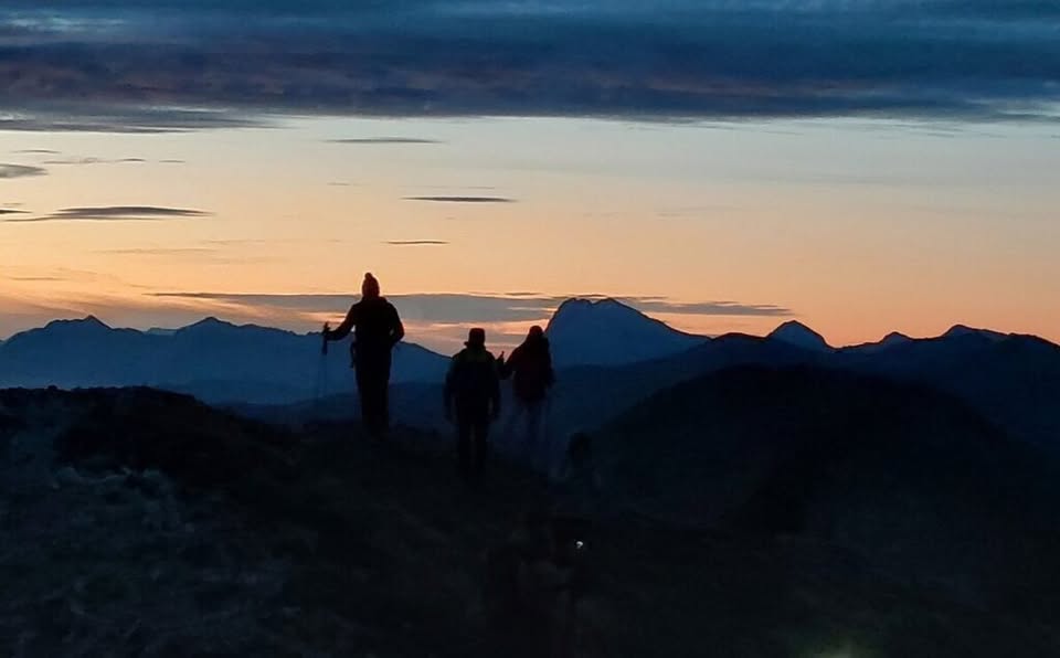 TRAMONTO AL RIFUGIO ZILIOLI E ALBA SUL MONTE VETTORE (2.476m) Potrebbe essere un'immagine raffigurante 3 persone