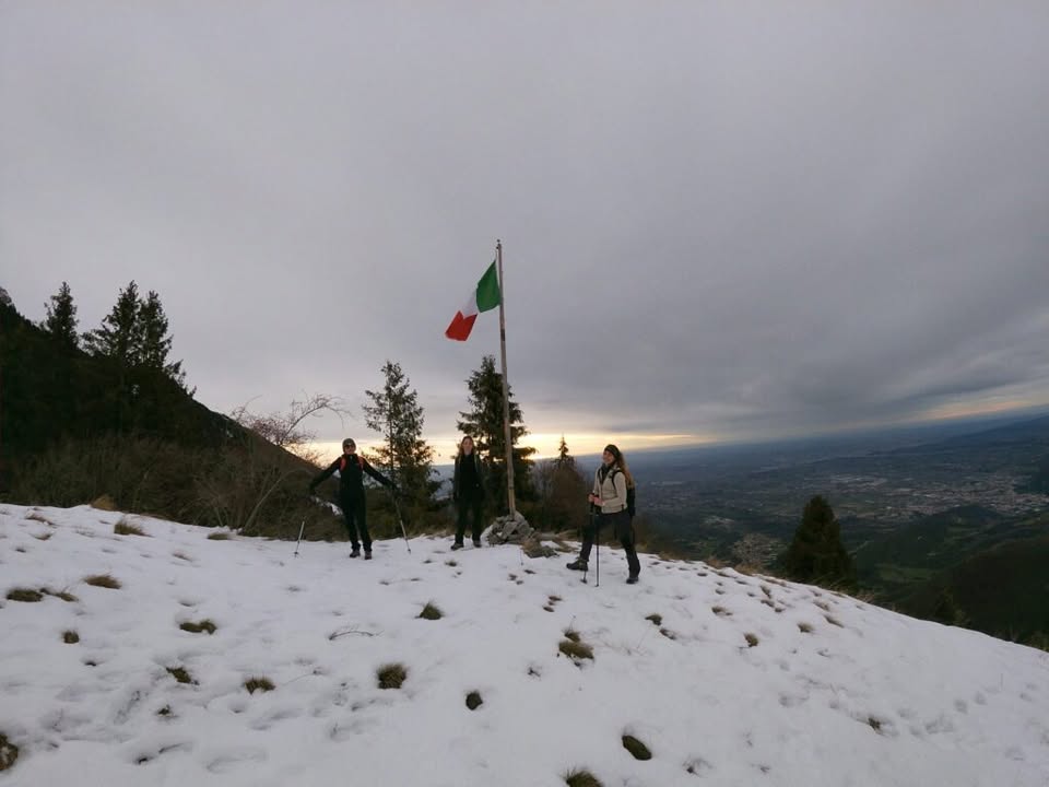 Tuesday Beat! Il martedì in movimento a Vittorio Veneto e dintorni Potrebbe essere un'immagine raffigurante 3 persone, montagna e nebbia