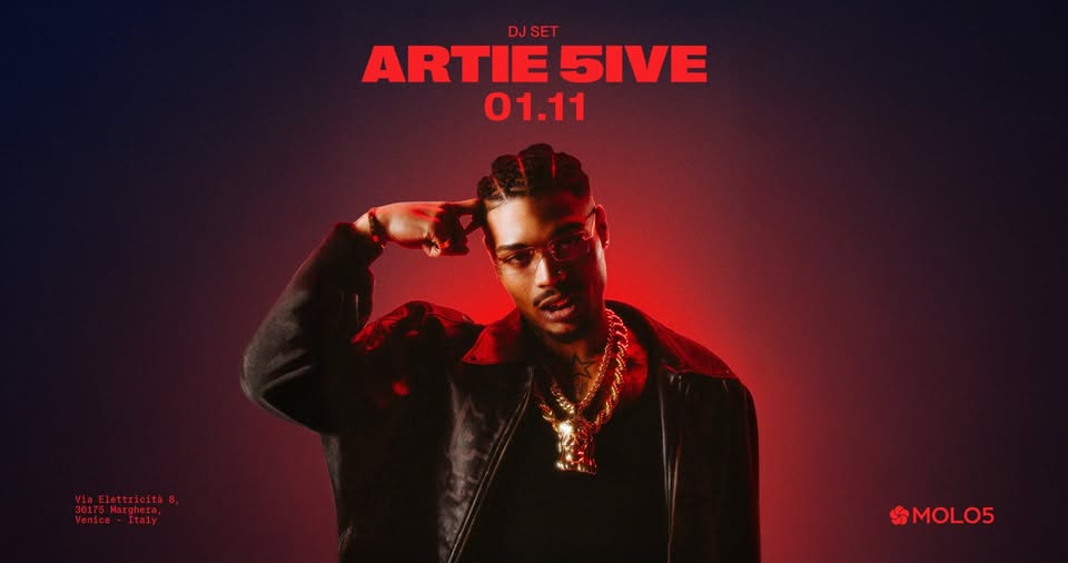 ARTIE 5IVE @MOLO5 Potrebbe essere un'immagine raffigurante 1 persona e il seguente testo "DJSET ARTIE TIE5IVE 5IVE 01.11 ViaElettricità8 enice-Italy SMOLO5"