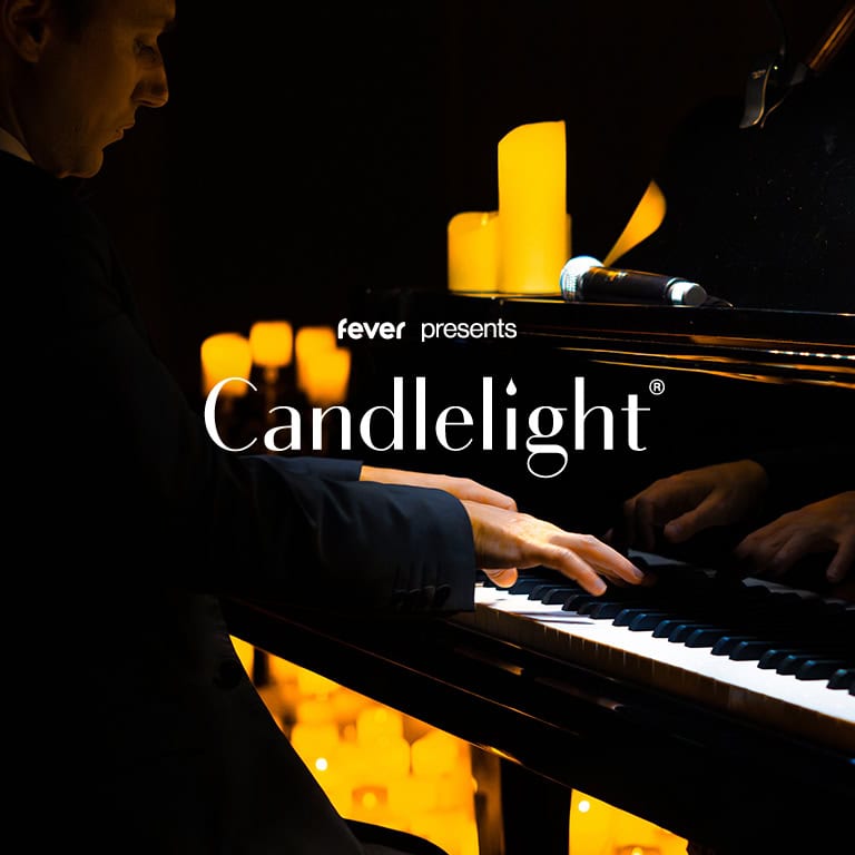 Candlelight: Tributo a Ludovico Einaudi | Rimini Potrebbe essere un'immagine raffigurante pianoforte e il seguente testo "fever presents Candlelight"