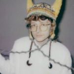 CAVETOWN Potrebbe essere un'immagine raffigurante 1 persona