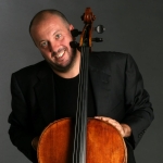 Enrico Dindo & Rossini Cellos Orchestra Potrebbe essere un'immagine raffigurante violino