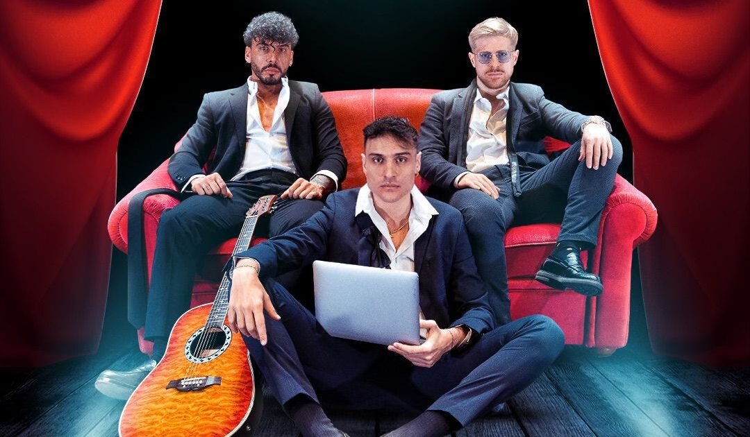 ESPERIENZE D. M. – TERZA STAGIONE Potrebbe essere un'immagine raffigurante 3 persone e vestito elegante