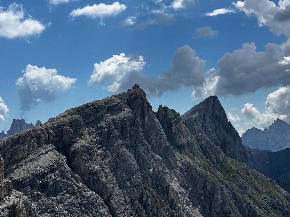 Il Rifugio Nuvolau, antico guardiano delle Cinque Torri Potrebbe essere un'immagine raffigurante montagna e le Tre Cime di Lavaredo