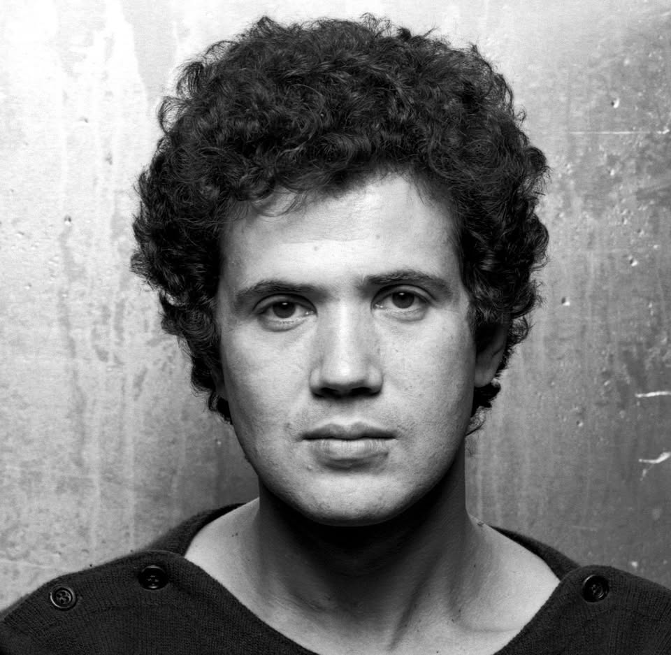 Padova Suona Lucio Battisti | Gran Concerto al Piccolo Teatro Potrebbe essere un'immagine in bianco e nero raffigurante 1 persona