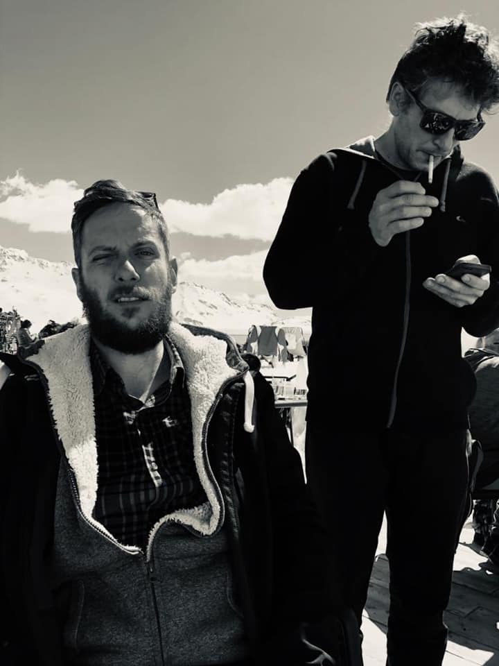 Potrebbe essere un'immagine in bianco e nero raffigurante 2 persone e barba