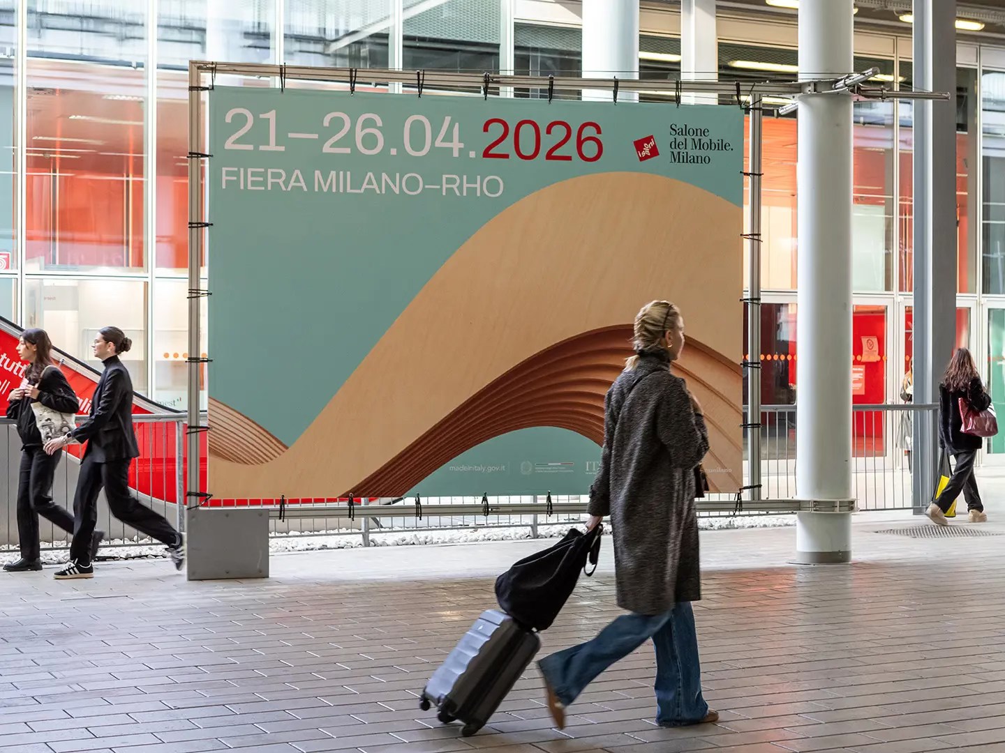 Salone del Mobile 2026 | Rho Fiera Potrebbe essere un'immagine raffigurante 4 persone, valigia e testo