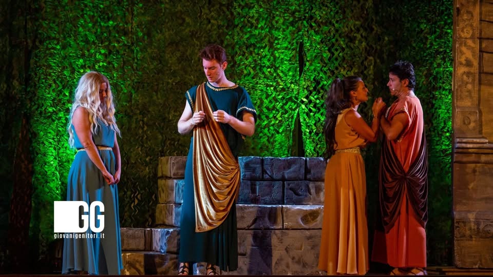 Sogno di una notte di mezza estate – Teatro Carcano Potrebbe essere un'immagine raffigurante 4 persone e il seguente testo "1ge00g GG giovanigenitori.it .it"
