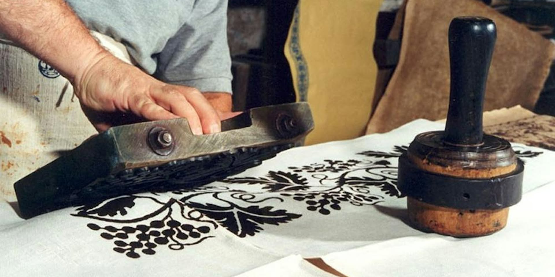 Stampati un grembiule! LABORATORIO DI STAMPE ROMAGNOLE Nessuna descrizione della foto disponibile.