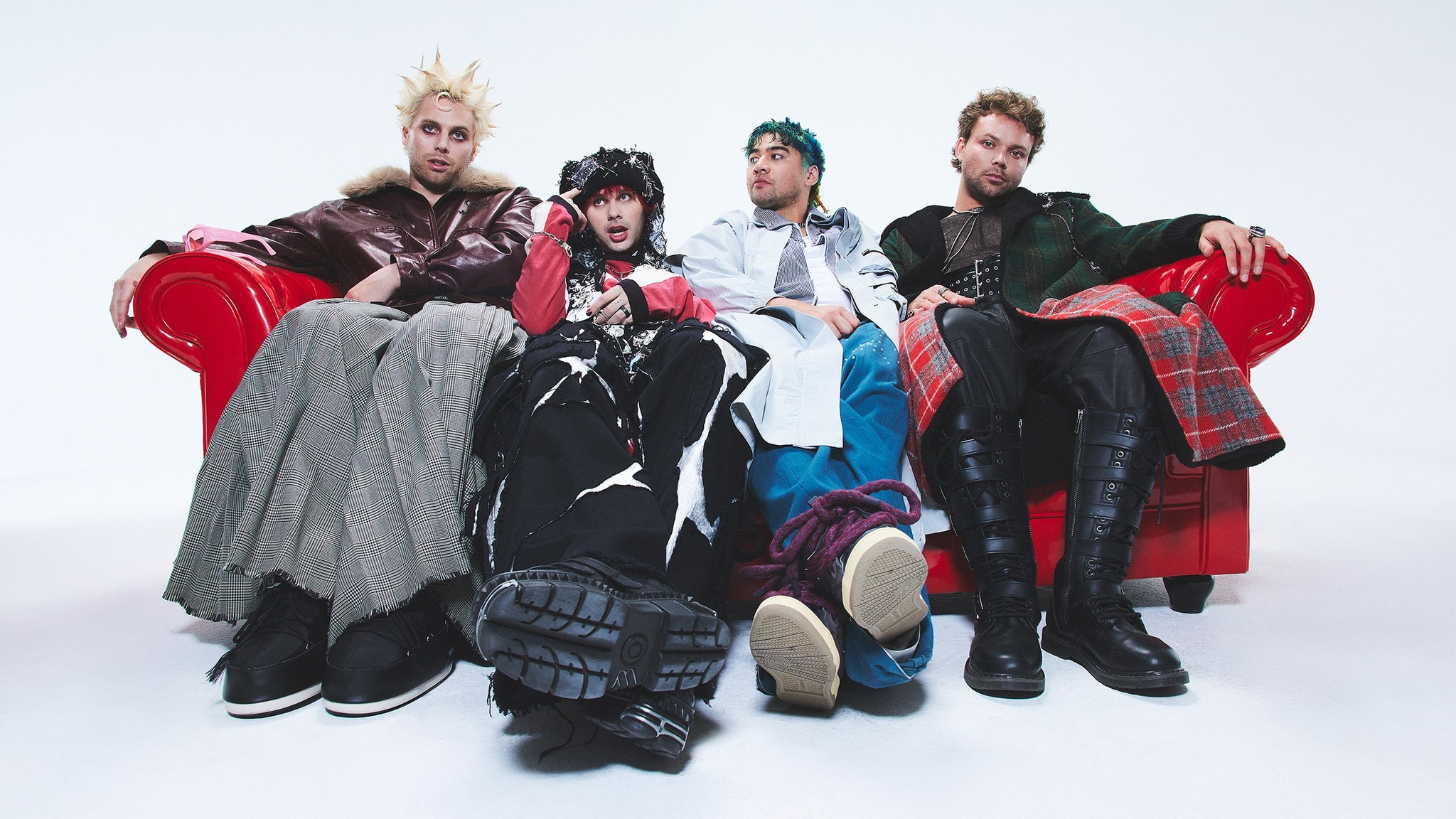 The 5 Seconds of Summer – EVERYONE’S A STAR! WORLD TOUR – Presale Mastercard Potrebbe essere un'immagine raffigurante una o più persone, frangia e testo