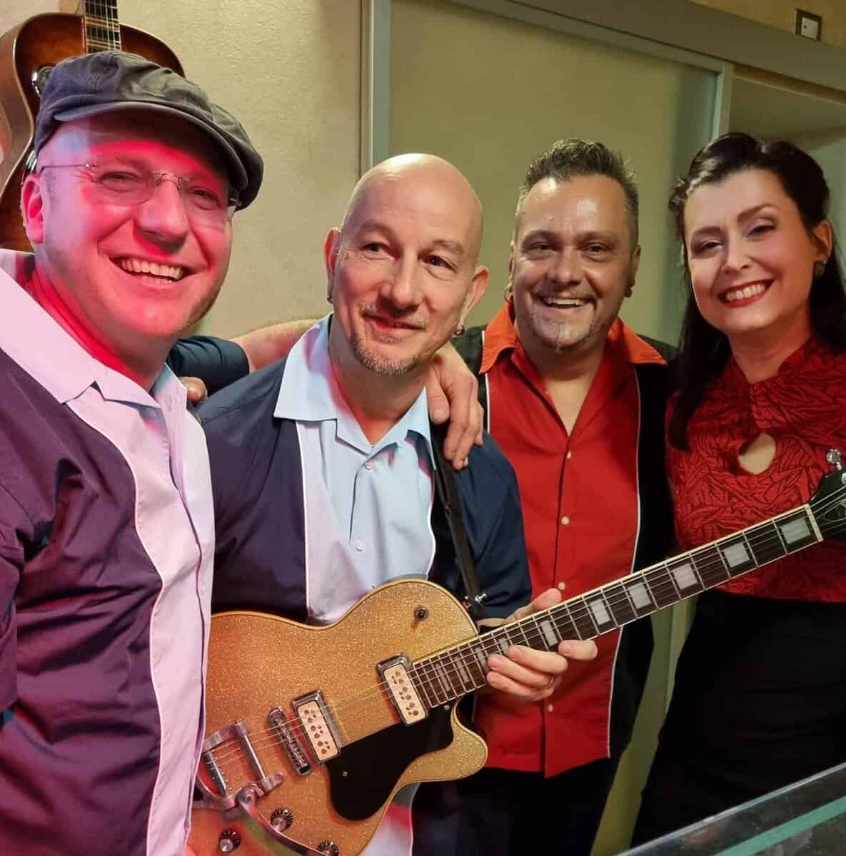 The CrazyBop live alle Felloniche + Dj Set Andy Lee!! Potrebbe essere un'immagine raffigurante 4 persone, fisarmonica, chitarra e violino