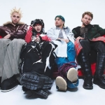 5 Seconds of Summer – EVERYONE’S A STAR! WORLD TOUR – UPGRADE ‘BITE THE APPLE’ Potrebbe essere un'immagine raffigurante una o più persone, frangia e testo