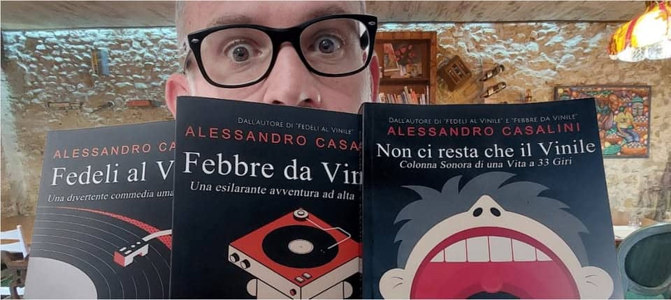 Alessandro Casalini-Trilogia del vinile-Sguardi dentro, sguardi fuori Potrebbe essere un'immagine raffigurante il seguente testo "CЛ ALESSANDRO CASA ALESSANDRO FebbredaVin CA Non Nonciresta ci resta che il Vinile Fedeli al V Febbre da Vir ColonaSonoradunaVia33Gim olonna Sonora di una Vitaa33Giri NoncirestacheilVinile ita Girl U Jna esilarante Unacesilaranteavventuradalia av entura ad alta Una Unadivertente.commediaum divertente commedia uma"