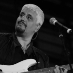 Bolzano Suona Pino Daniele | Gran Concerto al Teatro Cristallo Potrebbe essere un'immagine in bianco e nero raffigurante chitarra