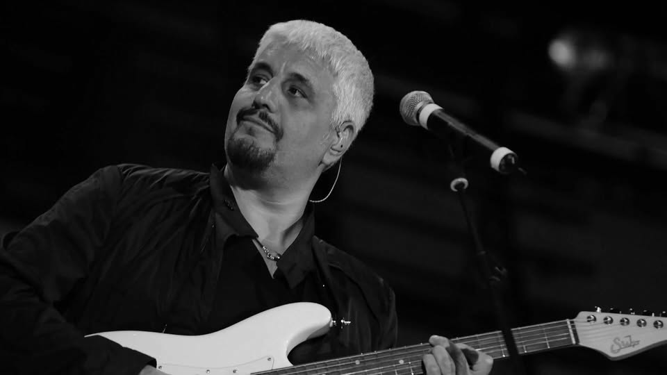 Bolzano Suona Pino Daniele | Gran Concerto al Teatro Cristallo Potrebbe essere un'immagine in bianco e nero raffigurante chitarra