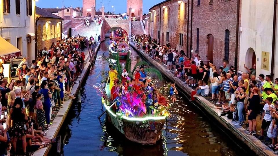 CARNEVALE A COMACCHIO Potrebbe essere un'immagine raffigurante barca e folla