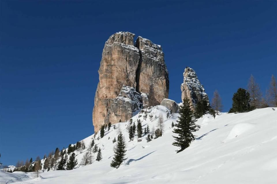 Ciaspolata alle Cinque Torri e Rifugio Scoiattoli Potrebbe essere un'immagine raffigurante pista da sci, montagna e le Tre Cime di Lavaredo