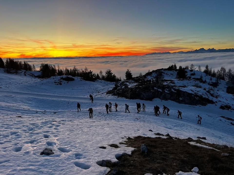 Ciaspolata serale sulla dorsale del Nevegal con cena Potrebbe essere un'immagine raffigurante crepuscolo e montagna