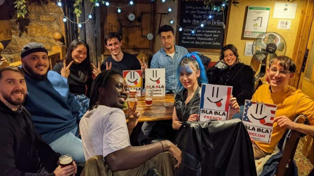 Cosenza BlaBla Language Exchange – Every other Wednesday – Reccurent event – Potrebbe essere un'immagine raffigurante 8 persone, bevanda, tabella e il seguente testo "W W SN 37 ඔළ 한밥 ሞጣረለ 山, BLA BLA CUACE HANGE I BLABLA BLA BLA FR FRENCH BLA BLABLA NGLISM BLA NGLISH"