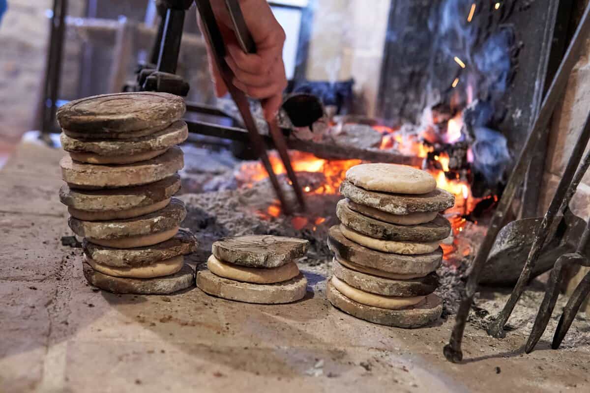 Crescentine al camino e gnocco fritto come una volta Potrebbe essere un'immagine raffigurante fonderia