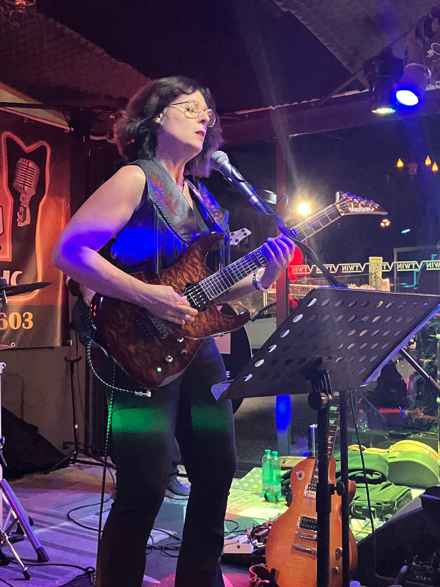 DEBBIE MOORE PROJECT Potrebbe essere un'immagine raffigurante chitarra