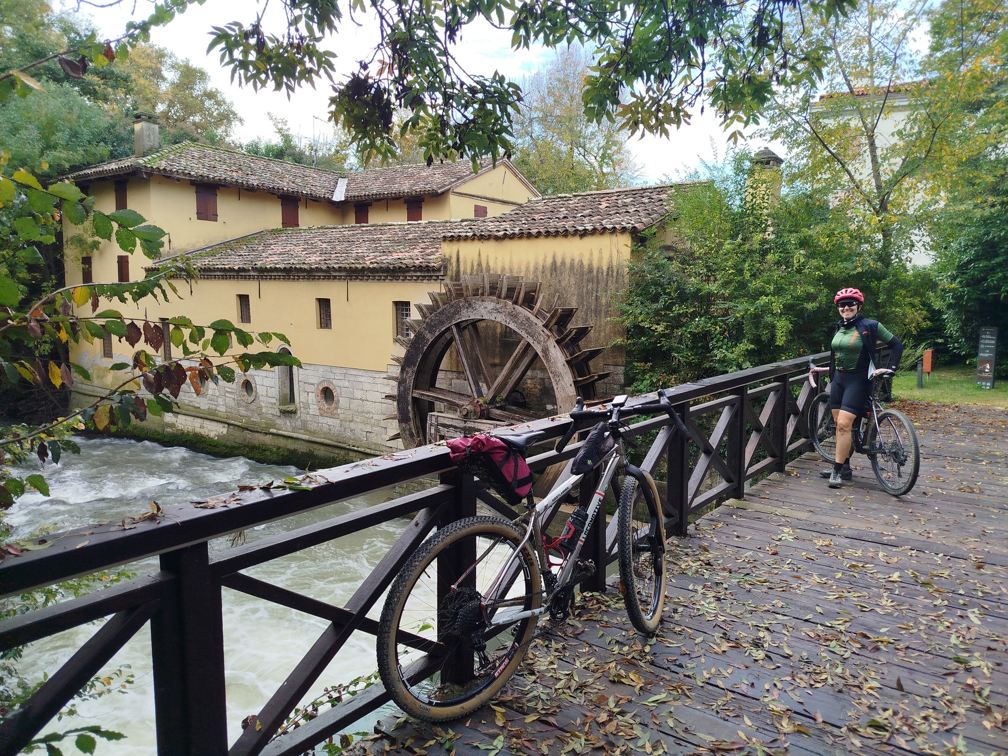 GRAVEL DEI MULINI anniversary edition Potrebbe essere un'immagine raffigurante bicicletta e ponte coperto