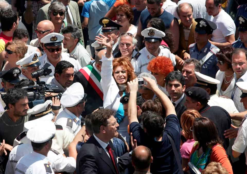 Potrebbe essere un'immagine raffigurante una o più persone, folla e testo