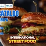 INTERNATIONAL STREET FOOD SAN CATALDO Potrebbe essere un'immagine raffigurante hamburger e il seguente testo "Coni Patrecinio San Cataldo a Confartigiamato ANCOS AMTNGS nps CARSO ARS A3OЛeHиH SAN CATALDO CORSO EUROPA DA VENERDÌ 28 NOVEMBRE A DOMENICA 30 NOVEMBRE م INGRESSO INGRESSOLIBERO LIBERO SSo INTERNATIONAL STREETFOOD STREET"