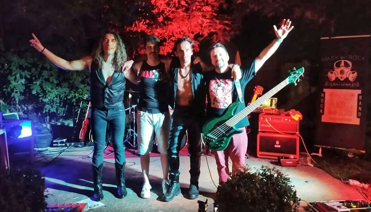 Mask of Rock live Infinity Bar di Corbola 22-11-2025 Potrebbe essere un'immagine raffigurante chitarra