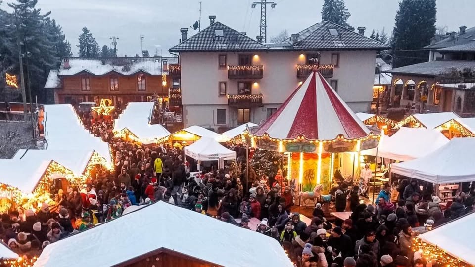 Mercatino di Natale di Castione della Presolana – Dal 22/11 per 5 weekend e dal 26/12/25 al 06/01/26 Potrebbe essere un'immagine raffigurante albero di Natale