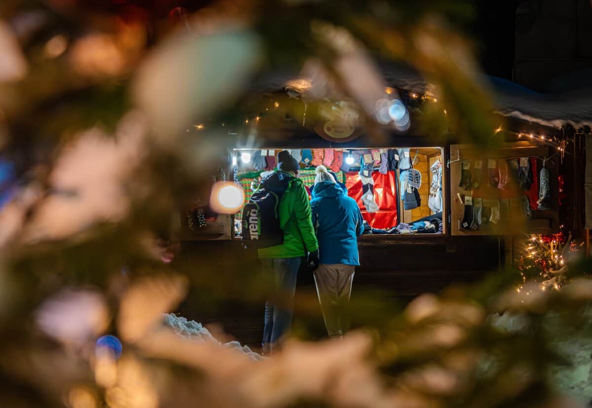 NATALE NEL VILLAGGIO Potrebbe essere un'immagine raffigurante una o più persone, albero di Natale e il seguente testo "1ታ! grene G"