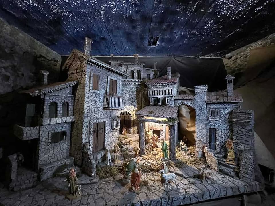 PRESEPI A PASIANO Potrebbe essere un'immagine raffigurante la Sagrada Familia