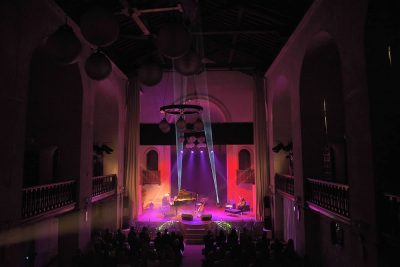 Rassegna “Alassio a Teatro 2025 – 2026” Potrebbe essere un'immagine raffigurante altoparlante e illuminazione