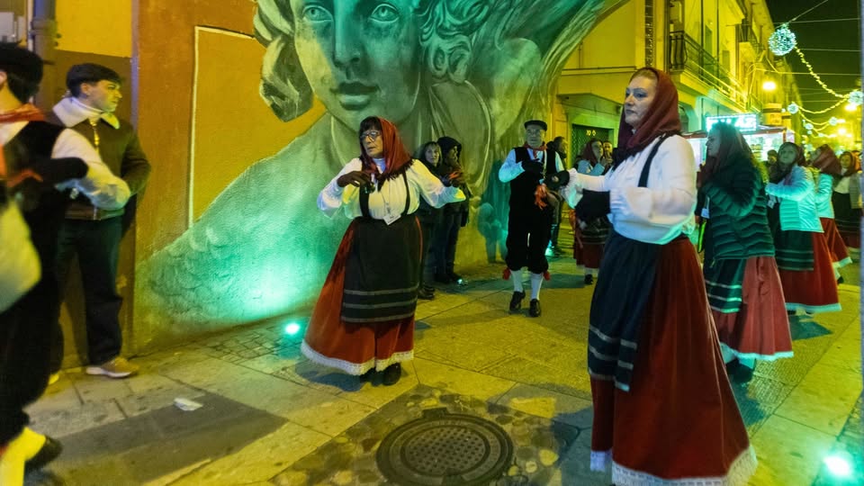 Riti di Fuoco. Lioni (AV) Potrebbe essere un'immagine raffigurante una o più persone, persone che ballano e strada