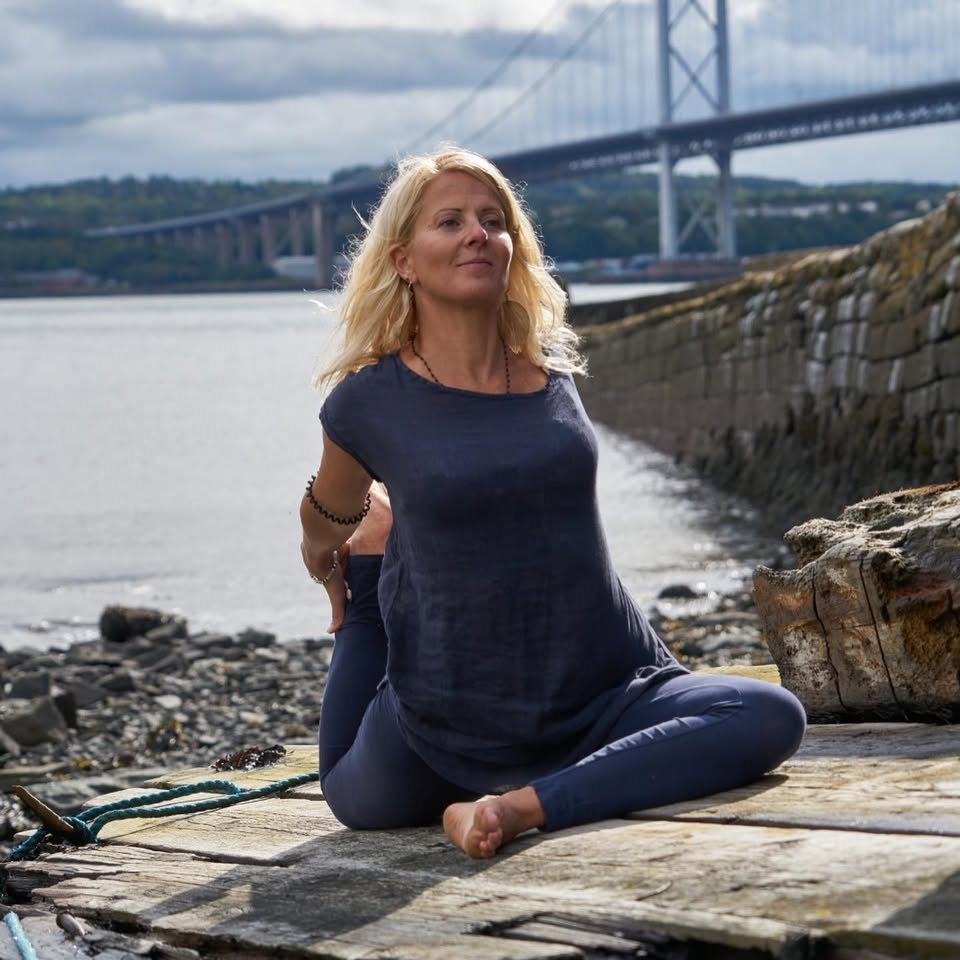 YogaJyotim Potrebbe essere un'immagine raffigurante yoga