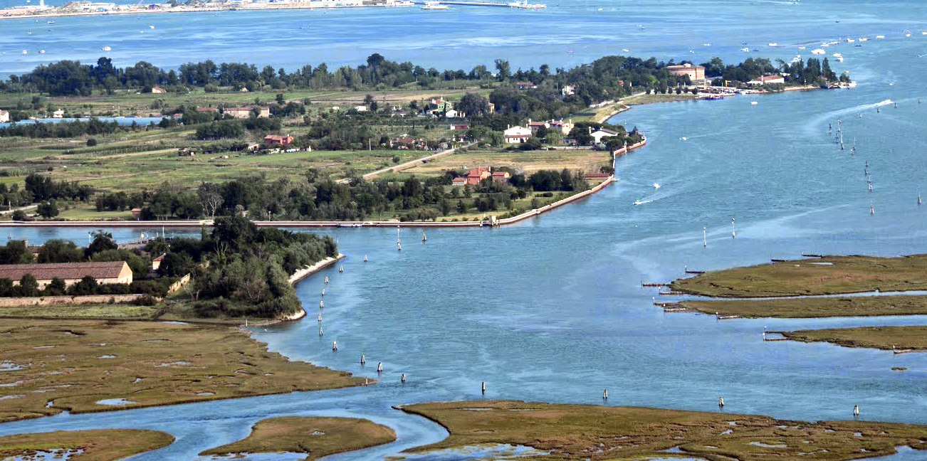 A S’passo all’isola di Sant’Erasmo, una passeggiata nel giardino di Venezia Potrebbe essere un'immagine raffigurante corpo idrico