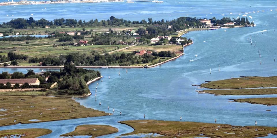 A S’passo all’isola di Sant’Erasmo, una passeggiata nel giardino di Venezia Potrebbe essere un'immagine raffigurante corpo idrico