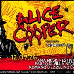 Alice Cooper – Alice’s Attic | AMA Music Festival Potrebbe essere un contenuto di pop art raffigurante il seguente testo "COOPER ALICE 社 ALI ALICE'S 12 .07.26 ATTIC SPECIAL GUEST: AMA MUSIC FESTIVAL Ehe ommnes PARCO DI-VILLA NEGRI &MORE... ROMANOD'EZZELINO ROMANOD 'EZZELINO BIGLIETTI DISPONIBILI SU AMAMUSICFESTIVAL.COM MC2LIVE.IT VIVATICKET.COM ЛMл VIVATICKET ASPOCOSCERTI MCLIVE yueTacTuuC RADI FREOCLA"