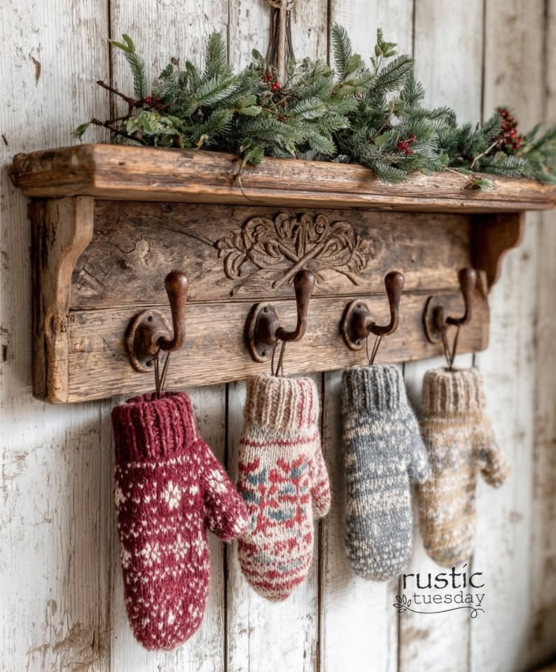 Aspettando l’ Epifania Potrebbe essere un'immagine raffigurante calza di Natale e il seguente testo "T rustic Dotuesday جد"