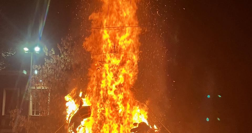 BRUCIATURA DEL VECCHIONE 2025 Potrebbe essere un'immagine raffigurante incendio