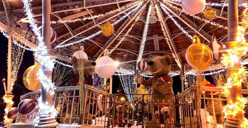 Cannes e Antibes, i mercatini in Costa Azzurra Potrebbe essere un'immagine raffigurante illuminazione