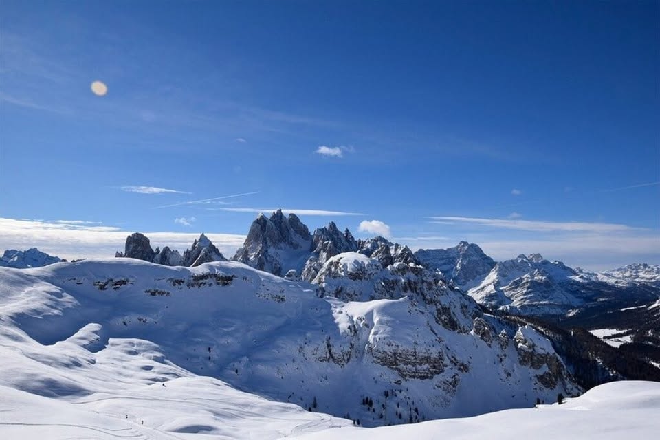 Ciaspolata ammirando le Tre Cime di Lavaredo Potrebbe essere un'immagine raffigurante pista da sci e le Tre Cime di Lavaredo