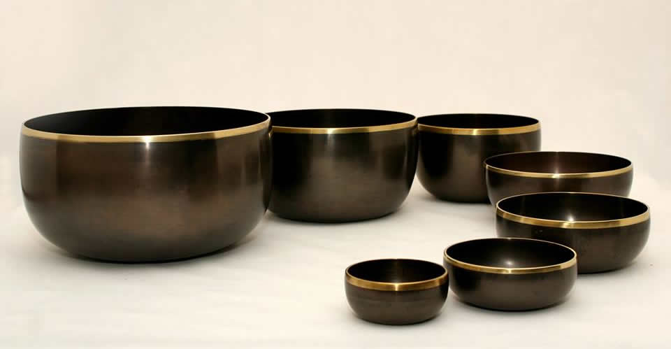 Corso Base di Campane Tibetane Armoniche metodo Rabestein Potrebbe essere un'immagine raffigurante ottone