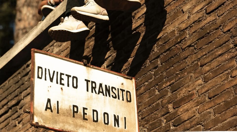 CORSO INTENSIVO – L’IMMINENTE RIFORMA DEL SISTEMA COMUNE D’ASILO EUROPEO Potrebbe essere un'immagine raffigurante il seguente testo "ιT TRANSITO AI PEDONI"