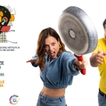 I Badaboom TROVA LE DIFFERENZE | Enna Potrebbe essere un'immagine raffigurante il seguente testo "Thjs LLUSIONE DIREZIONE DIREZIONEARTISTICA ARTISTICA MARIO INCUDINE Stagione Teatrale 2025 2026 TROVA LE DIFFERENZE BADABOOM 28.5.2026 H21:05 ENNA (EN) TEATRO COM.LE F.SCO P. .NEGLIA"