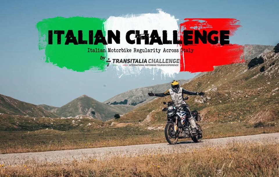 Italian Challenge 2026 Potrebbe essere un'immagine raffigurante motocicletta, moto da cross e il seguente testo "ITALIAN CHALLI ENGE CHALLENGE Italian Motorbike Regularity Across Across{taly Italy by TRANSITALIA TRANSITALIACHALLENGE CHALLENGE -WIEBNATEONALNOTONSKETURSM/ INTERNATIONAL INTERINUATIONALMOTONBIKE MOTORBIKE TOURISMEXPERIE OURISM EXPERIENCE"