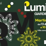 Lumiere • Giardino di Luce 2025 Potrebbe essere un contenuto grafico raffigurante il seguente testo "estensioni sioni 202 MUSIC MUSICFEST FES L ٦ Lumiere IV EDIZIONE GIARDINO di LUCE 2025/2026 Martina Franca dal 13 dicembre 2025 al10 gennaio 2026 Villa comunale "G. Garibaldi" ingresso gratuito luminariespettacoli animazione INFOLINE 080 430 430 11 50 +0 净 中 መርክፍምም"